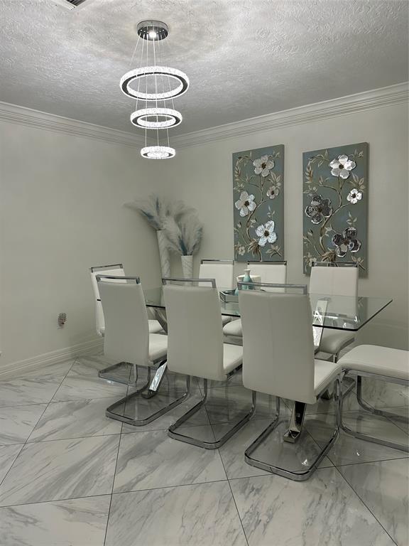 Building Photo - 1111 Doral Ln