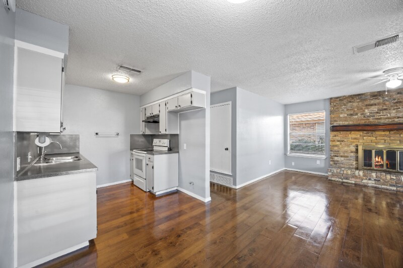 Building Photo - 2208 Viewtop Ln