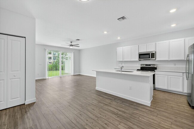 Building Photo - 305 SE Crossoak Ln