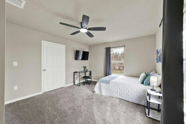 Primary Photo - 1917 Sadler St