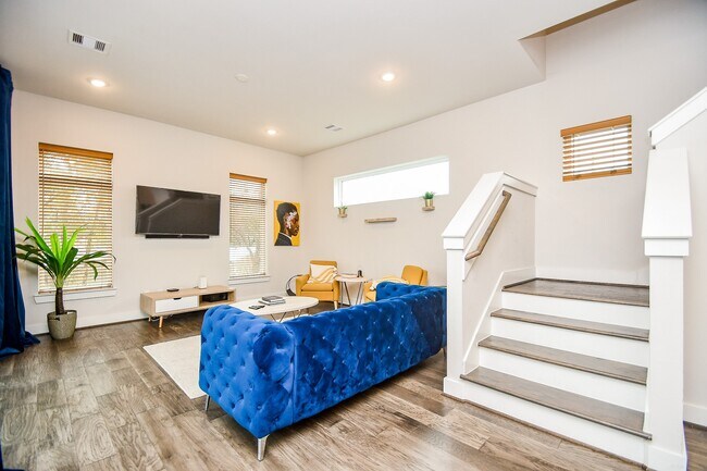 Building Photo - 5811 Fairdale Ln