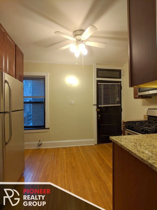 Building Photo - 2100 W Ainslie St