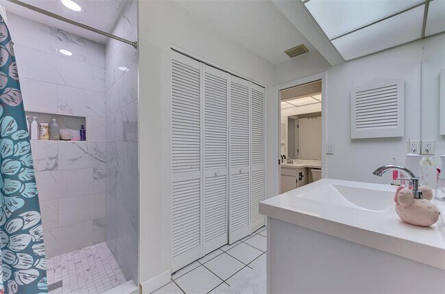 Building Photo - 952 N Beneva Rd