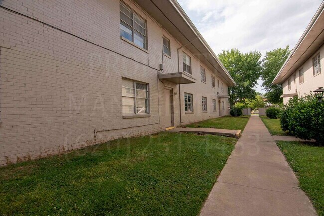 Building Photo - Spacious 2-Bedroom Apartment with Off-Street Parking & On-Site Laundry