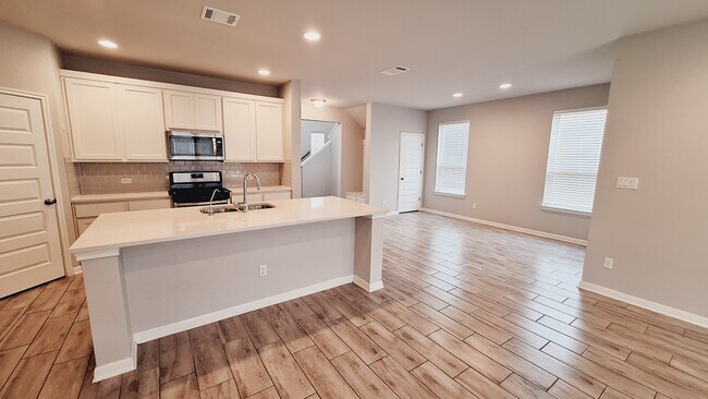 Building Photo - 124 Peruvian Ln