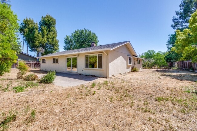 Building Photo - Spacious Home l Massive 12,525 Sq Ft Lot l...