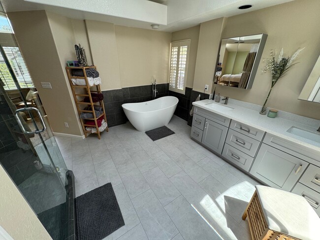 Building Photo - 5 bed 3 bath Gated Community in Union City...