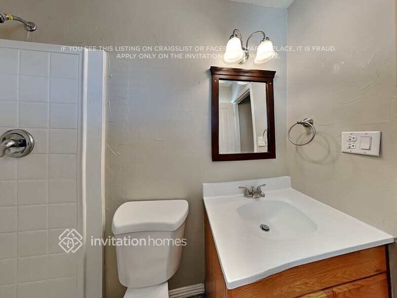 Building Photo - 3702 W Vista Ave