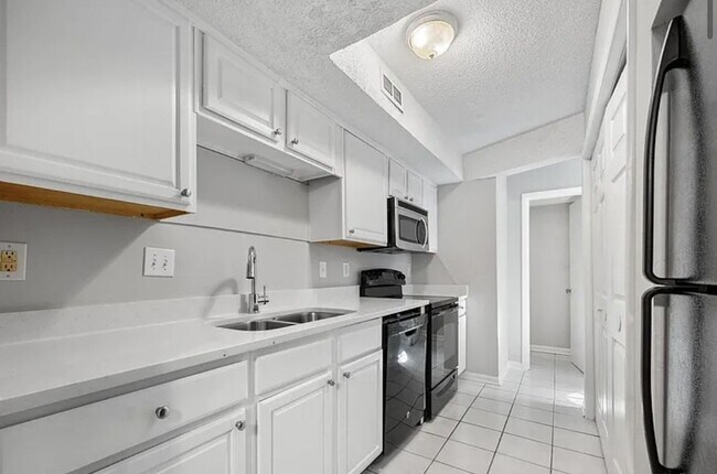 Building Photo - Welcome to this charming 2-bedroom, 1.5-ba...