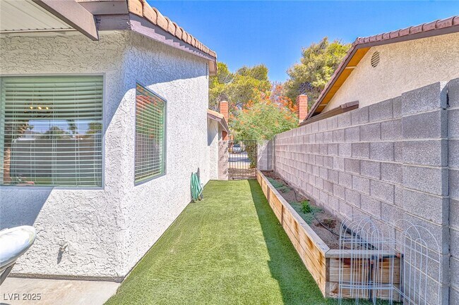 Building Photo - 4413 Live Oak Dr
