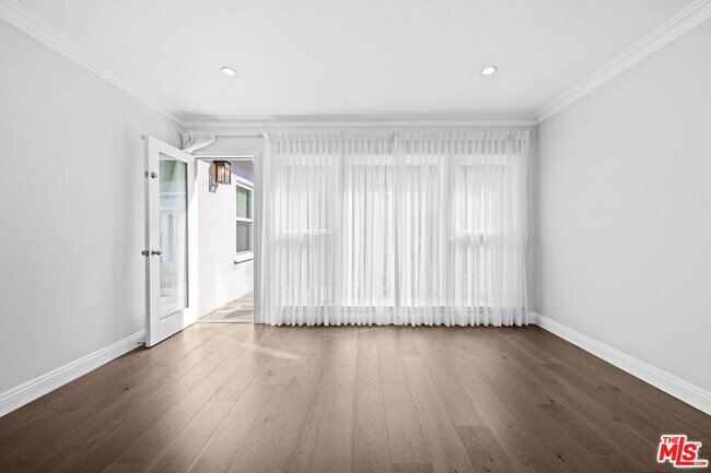 Building Photo - 2036 Hillsboro Ave