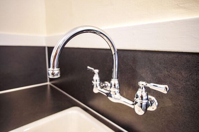 Building Photo - Snag this Stately One-Bedroom off of Bustl...