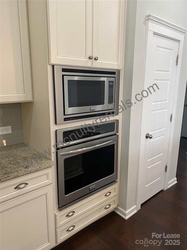 Building Photo - 4221 Courtly Ln