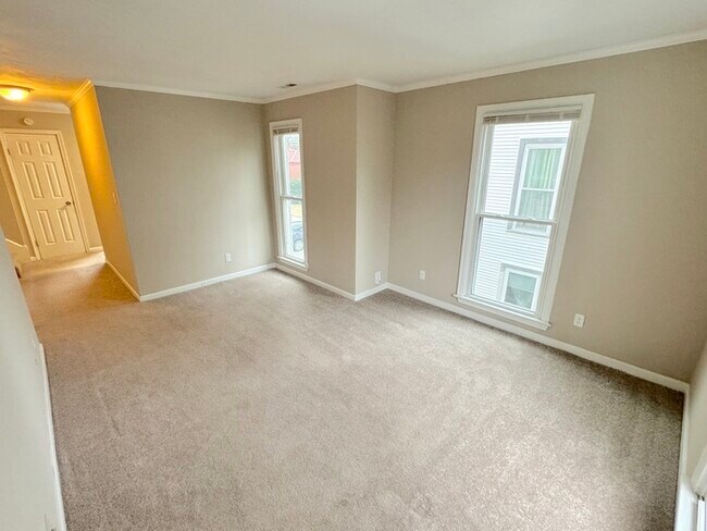 Building Photo - SPACIOUS 2 BEDROOM/1.5 BATH HOME IN PORTSMOUTH