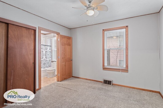 Building Photo - 2 Bedroom Home in South St. Paul