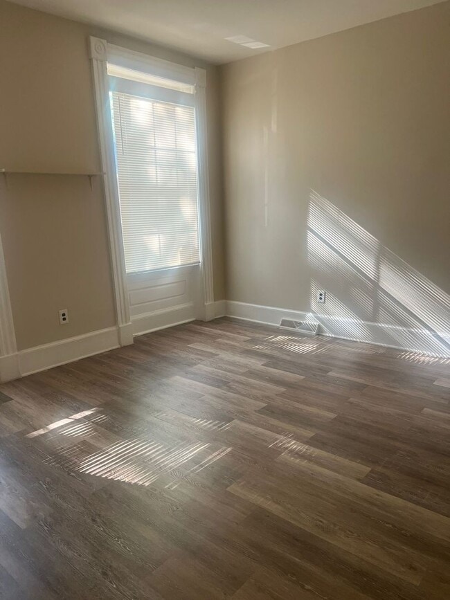 Building Photo - 33_517