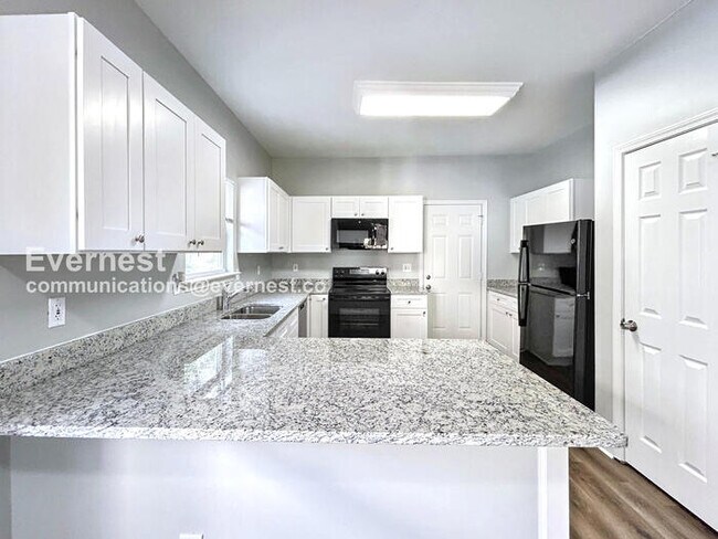 Building Photo - Fast-Track Savings /6 Bed, 3 Bath Home with Fenced Yard & Off-Street Parking / Pet-Friendly / Ava...