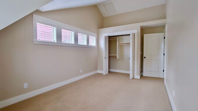 Building Photo - Luxury 3 Bedroom Townhome in Lake Oswego’s...