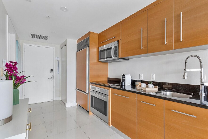 Building Photo - 485 Brickell Ave