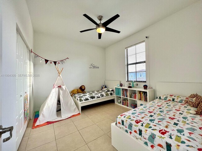 Building Photo - 649 NE 191st St