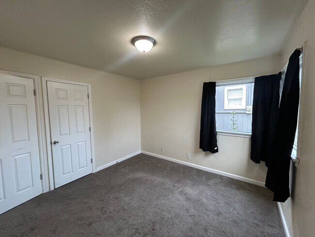Building Photo - Great Location! 3 bed/ 1BA W/ Garage in Tacoma! 50% Off Rent during your second month!
