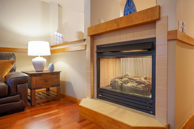 Building Photo - Executive Townhome - Walking distance to C...