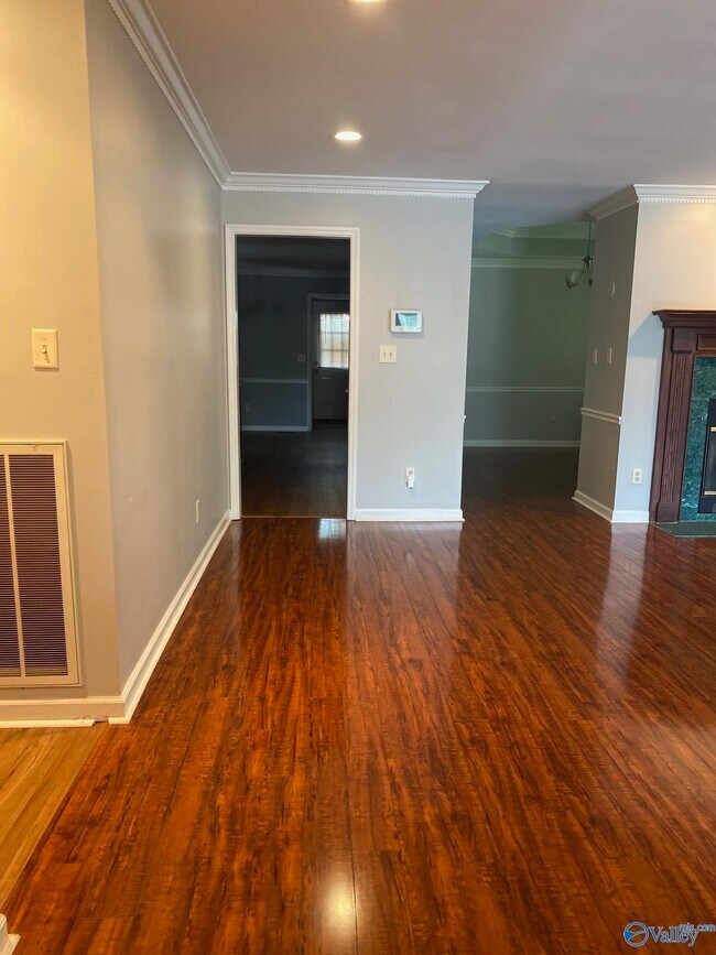 Building Photo - 203 Glenridge Ct SW