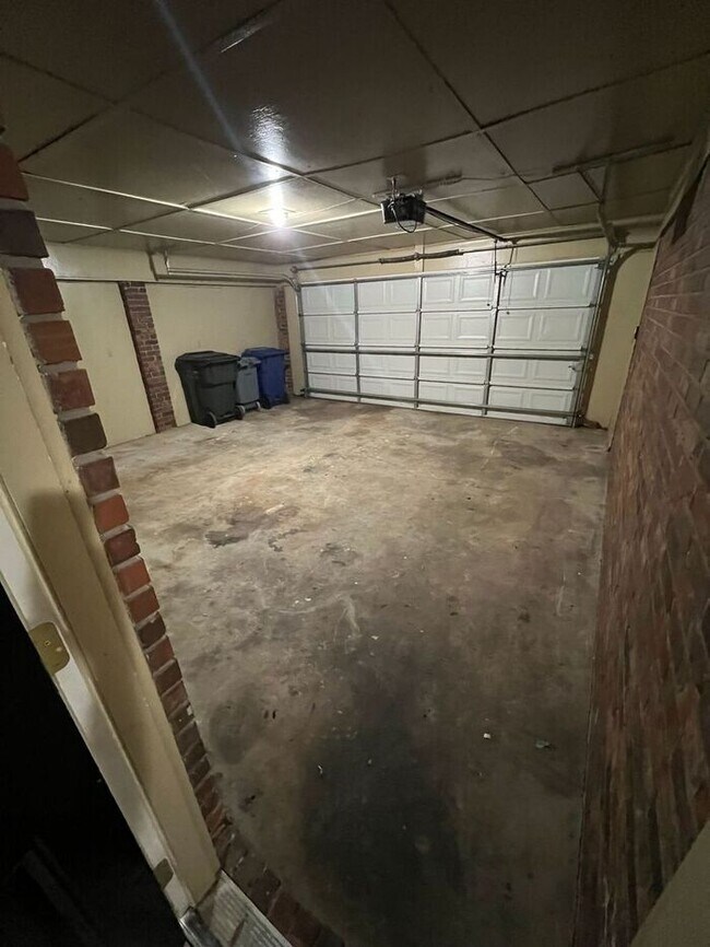 Building Photo - READY NOW!!!! 3 bed 2 bath!