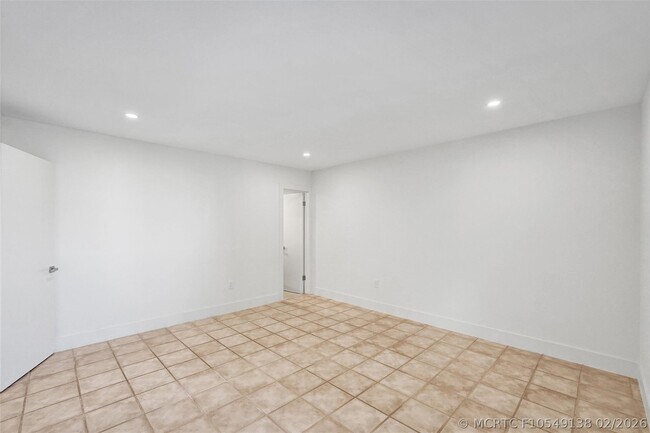 Building Photo - 4040 N Hills Dr