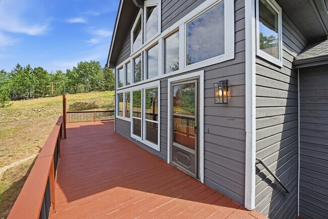 Building Photo - Beautiful mountain home