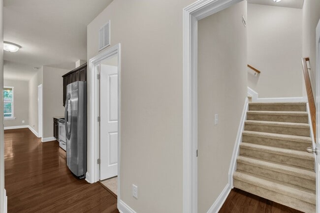 Building Photo - 4 Bedroom Home with 2 Car Garage & Fenced ...