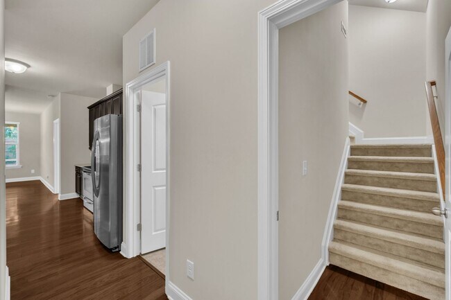 Building Photo - 4 Bedroom Home with 2 Car Garage & Fenced Yard!