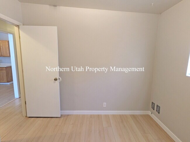 Building Photo - 2 bed 1 bath duplex