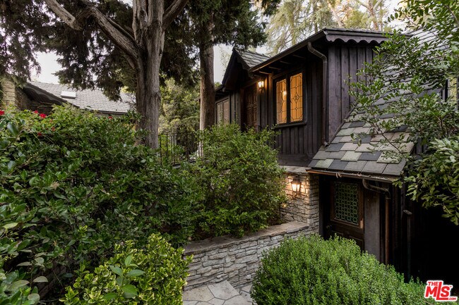 Building Photo - 4880 Queen Florence Ln