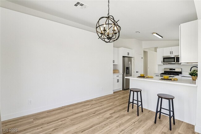 Building Photo - 7400 Queen Palm Dr