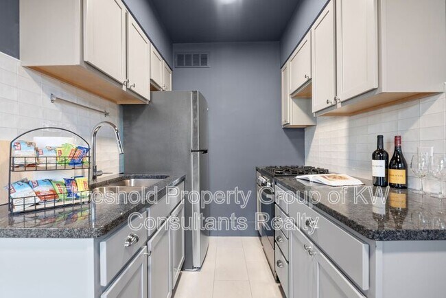 Building Photo - 451 E Town St