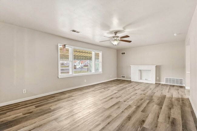 Building Photo - 3 bedroom 1 bath 1 car garage- newly renovated!