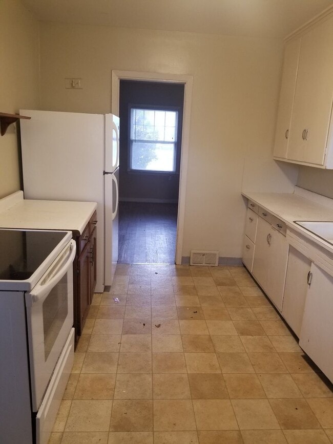 Building Photo - 1419 Bemidji Ave N