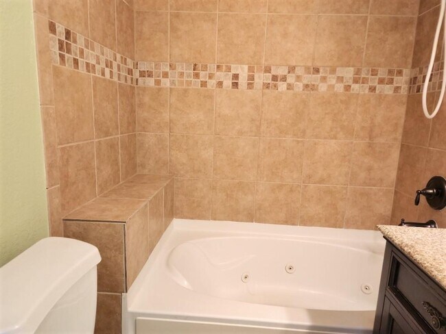 Building Photo - 807 Country Club Rd