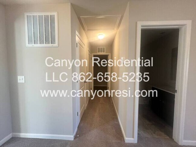 Building Photo - Beautiful 3 Bedroom 2.5 bath in well sough...