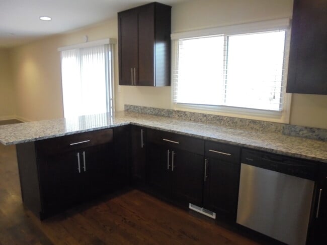 Building Photo - 66 Barrow Dr