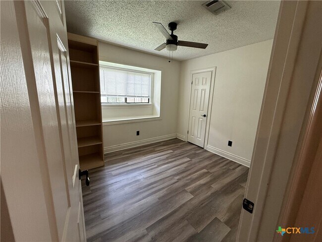 Building Photo - 702 Spring Hollow Dr