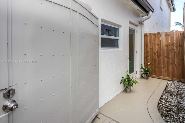 Building Photo - 154 SW 23rd Ln
