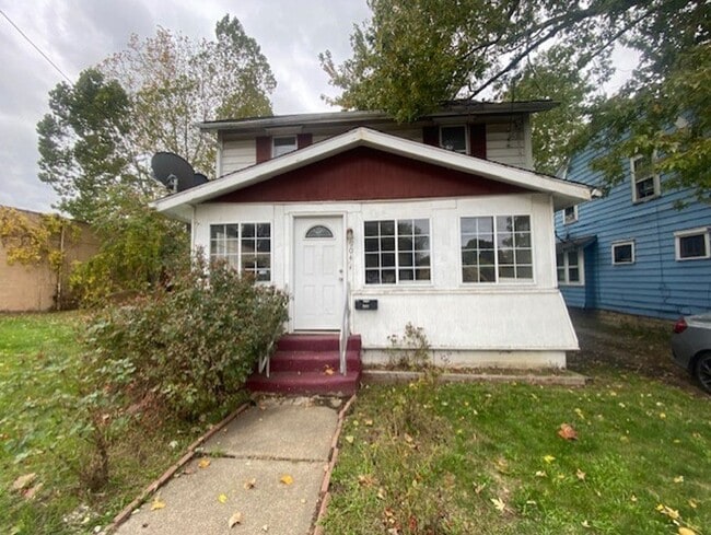 Primary Photo - Bright 3BR+2BA Bungalow by Downtown
