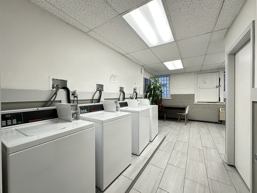 Building Photo - 4031 N Kenmore Ave