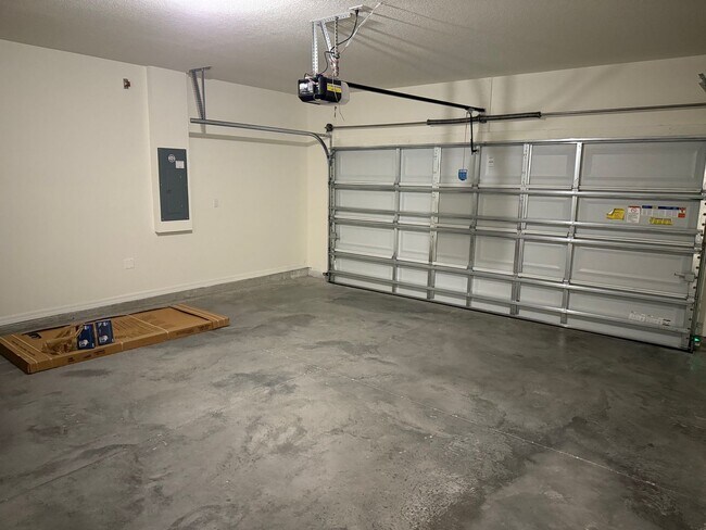 Building Photo - 4 Bedroom 2 Bath Close to Hospitals and Shopping