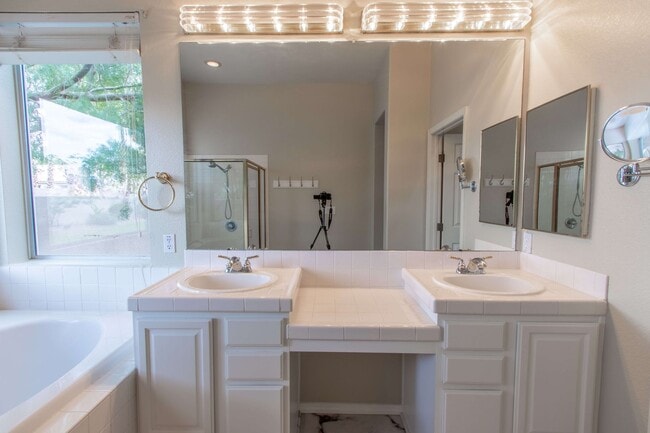 Building Photo - GORGEOUS MOVE IN READY SINGLE-STORY 4-BEDROOM HOME!