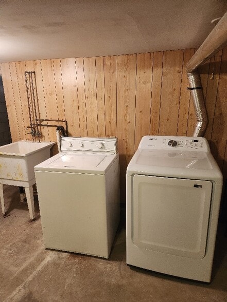 Building Photo - 1400 Woodlawn Beach