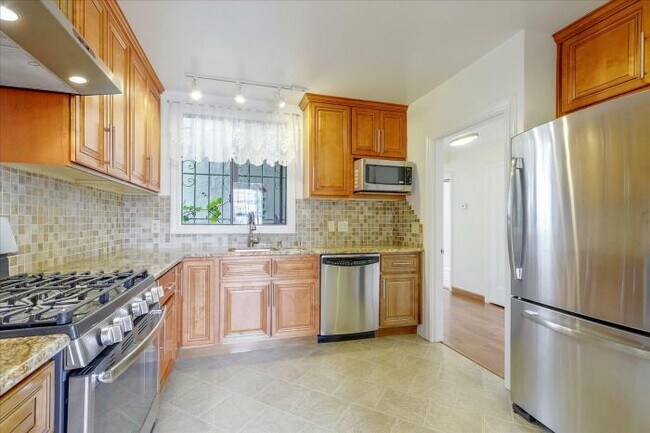 Building Photo - 3 bedroom in San Francisco CA 94122