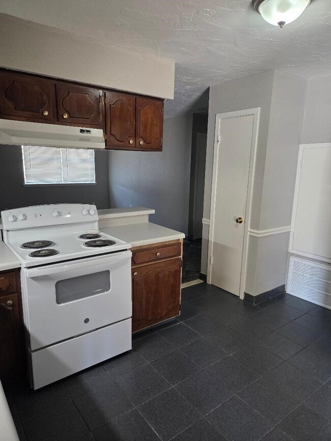 Building Photo - 2000 Bahama Dr